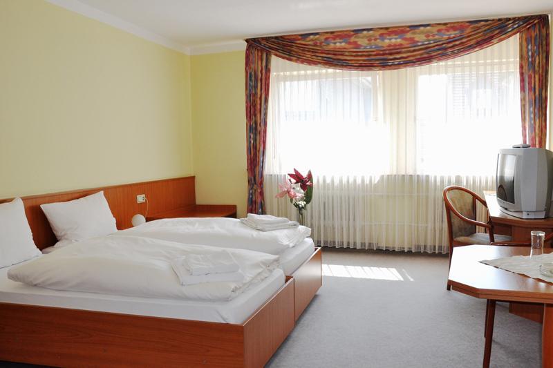 Hotel Hessischer Hof Kirchhain Экстерьер фото
